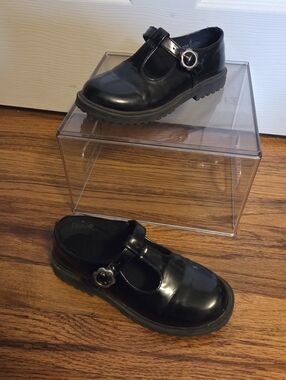 Girls Old Navy Black Patent Mary Jane School Shoes Size 2